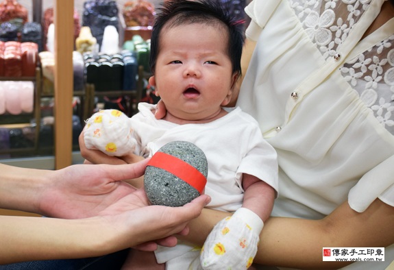 林寶寶(新北永和區嬰兒寶寶滿月剃頭理髮、免費嬰兒剃胎毛儀式吉祥話)。中國風會場，爸媽寶貝免費穿「日中韓」古裝禮服。專業拍照、DVD光碟、證書。★購買「臍帶章、肚臍章、胎毛筆刷印章」贈送：剃頭、收涎、抓周，三選一。 2015.09.19 照片5